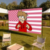 Rotes und weiß gestreiftes Banner mit Anime-Charakter-Design im Freien auf einem Ständer