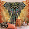 Ein großes Wandteppich mit detailliertem Boho-Mandala-Design in Orange-, Grün- und Schwarztönen.