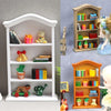 Vitrina de muebles en miniatura blanca con estantes mostrando artículos decorativos pequeños y pieles de juguete