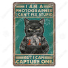 Décor mural vintage en métal représentant un chat noir regardant une caméra avec le texte : Je suis photographe, je ne peux p