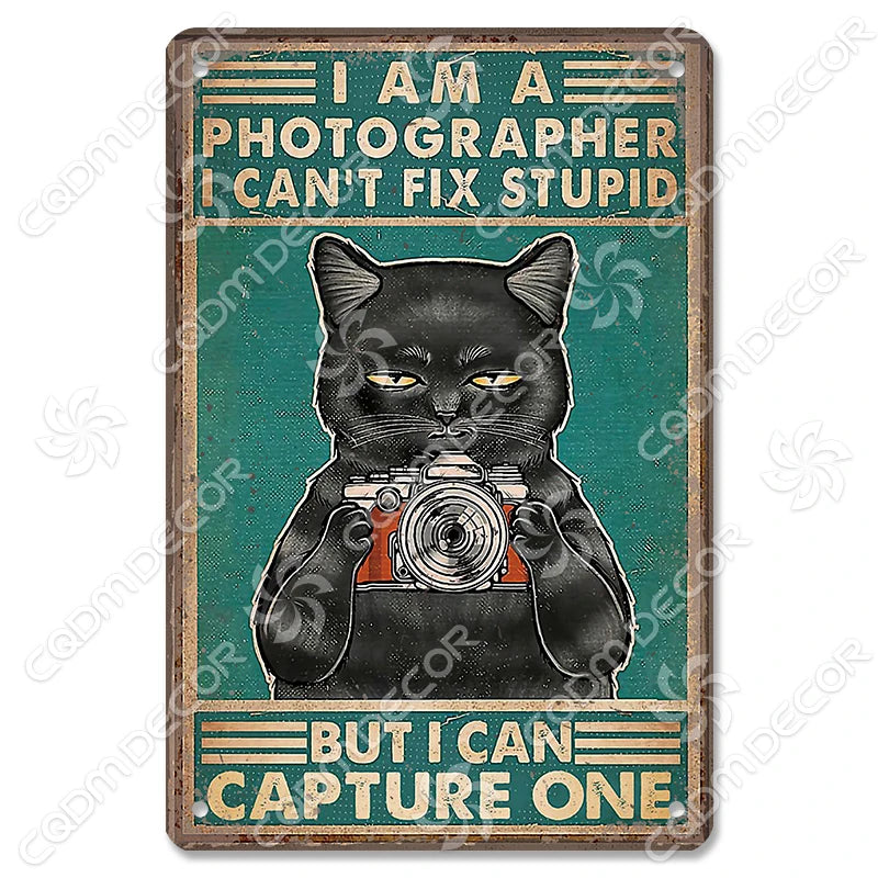 Décor mural vintage en métal représentant un chat noir regardant une caméra avec le texte : Je suis photographe, je ne peux p