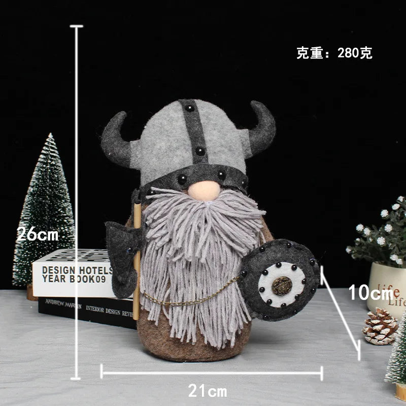 Estatua de gnomo vikingo hecho a mano con barba y casco gris, exhibido sobre una superficie clara.