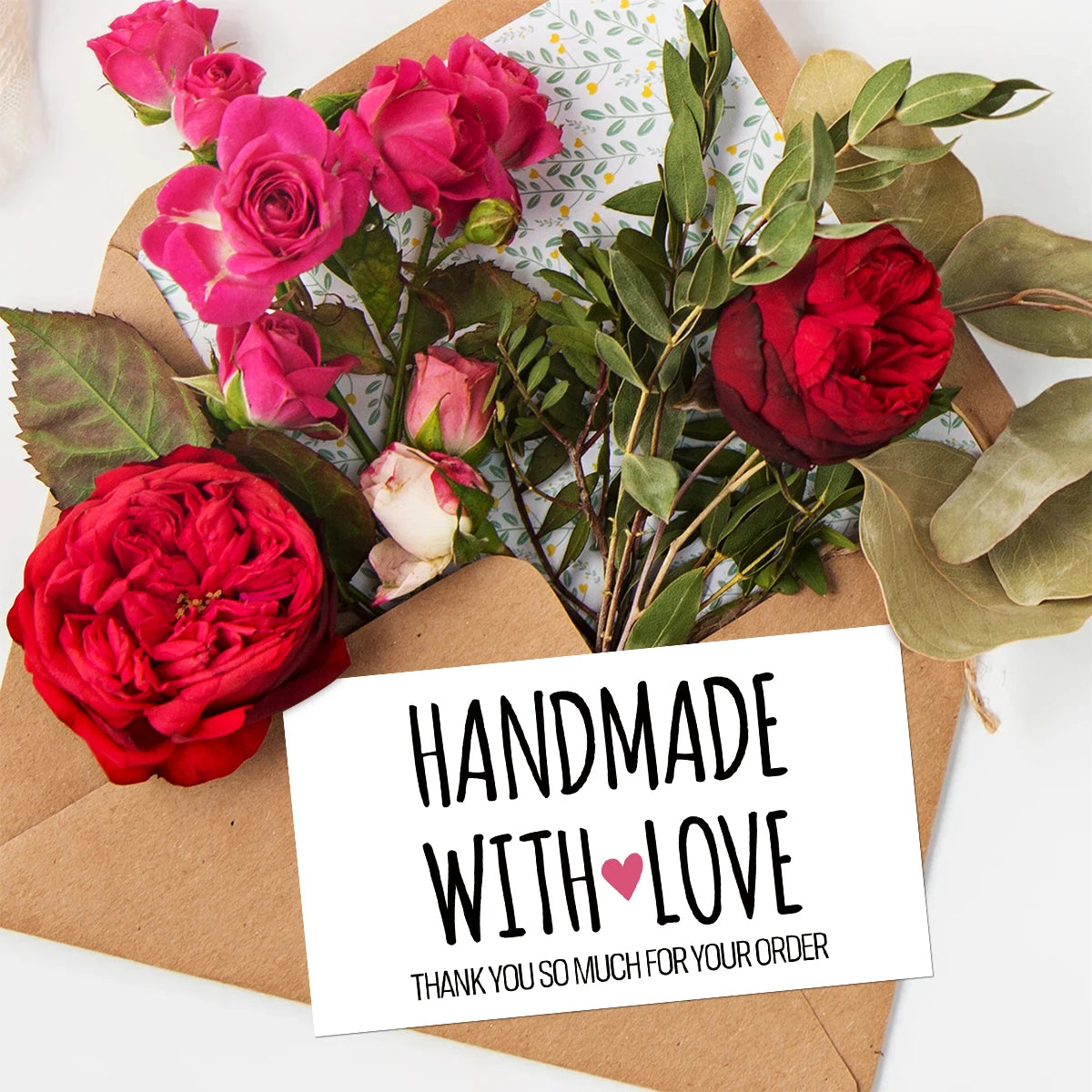 Handgemachtes Blumen-Dankescardenset mit tiefroten und rosa Rosen und Grün in einem Kraftpapierumschlag.