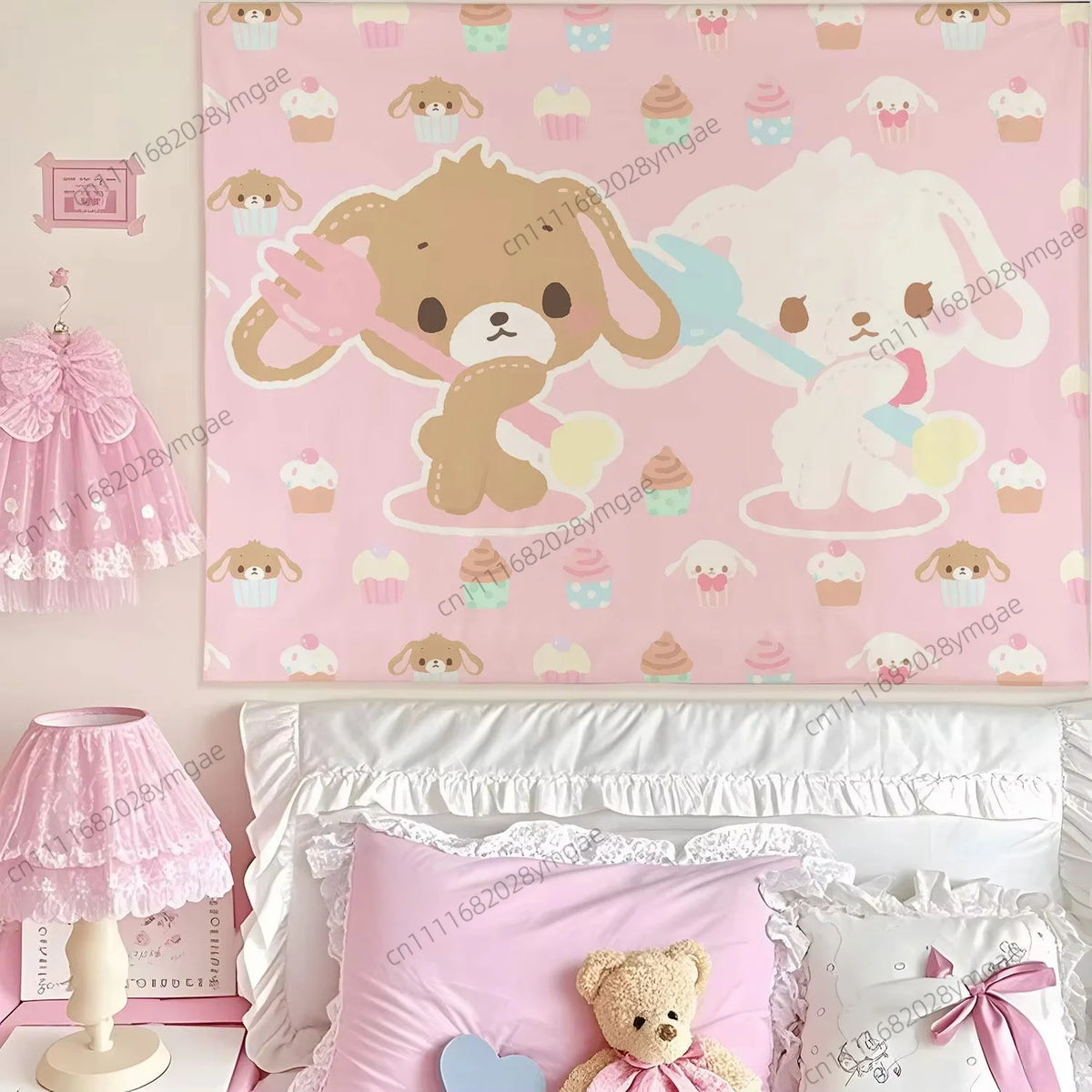 Rosa und weißes Wandtuch mit niedlichen Tierfiguren und Cupcake-Mustern zur Dekoration.