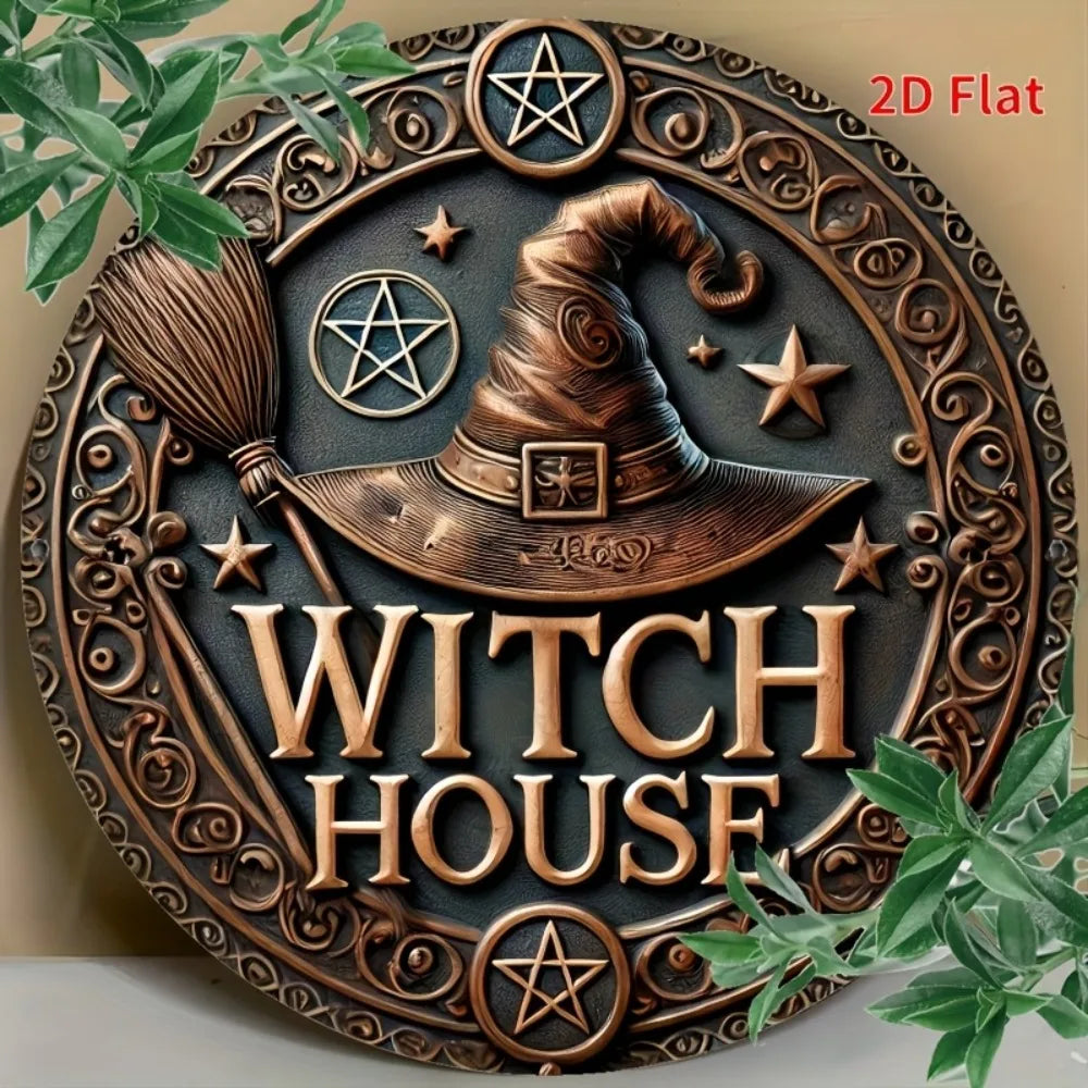 Panneau décoratif rond en métal avec un chapeau de sorcière et des étoiles, portant l'inscription WITCH HOUSE.