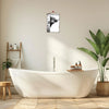 Art mural vintage de salle de bain avec illustration en noir et blanc de la tête d'une vache sur fond blanc.