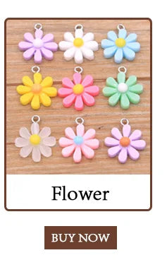 Un juego de encantos de resina floral coloridos en tonos rosa, amarillo, azul y verde para hacer joyería.