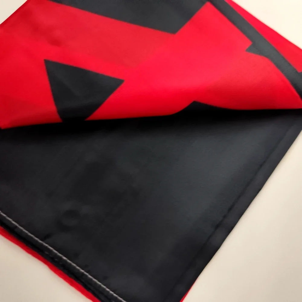 Una tapicería doblada con diseño rojo y negro, que se asemeja a la bandera ucraniana.