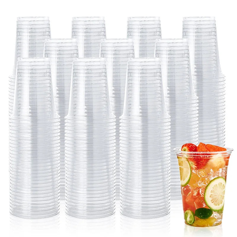 Une collection de gobelets en plastique jetables alignés avec un verre contenant une boisson fruitée.