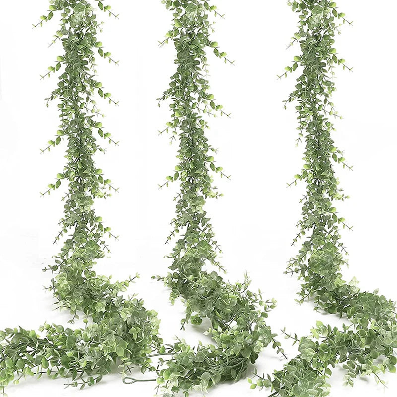 Une guirlande artificielle d'eucalyptus longue et effilée de couleur vert sourd.