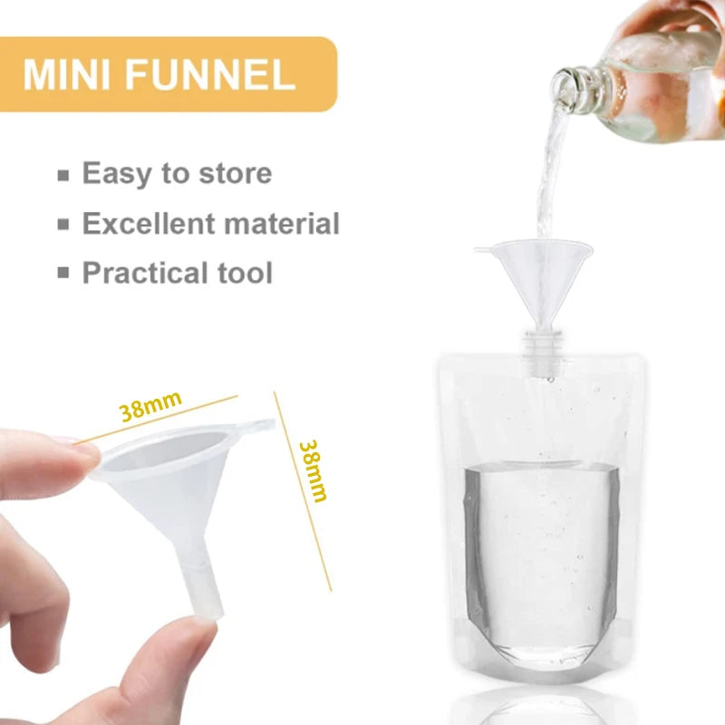 Un mini embudo transparente vertiendo líquido en un pequeño recipiente de vidrio.
