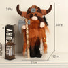 Estatua de jardín vikinga artesanal con cuernos marrones, barba naranja y botas negras.