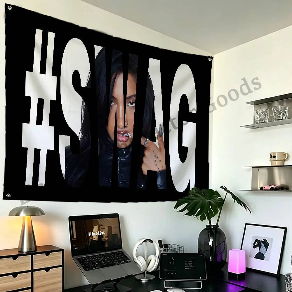 لافتة سوداء تحمل النص #SAG ووجه وذراع امرأة مرئيان.