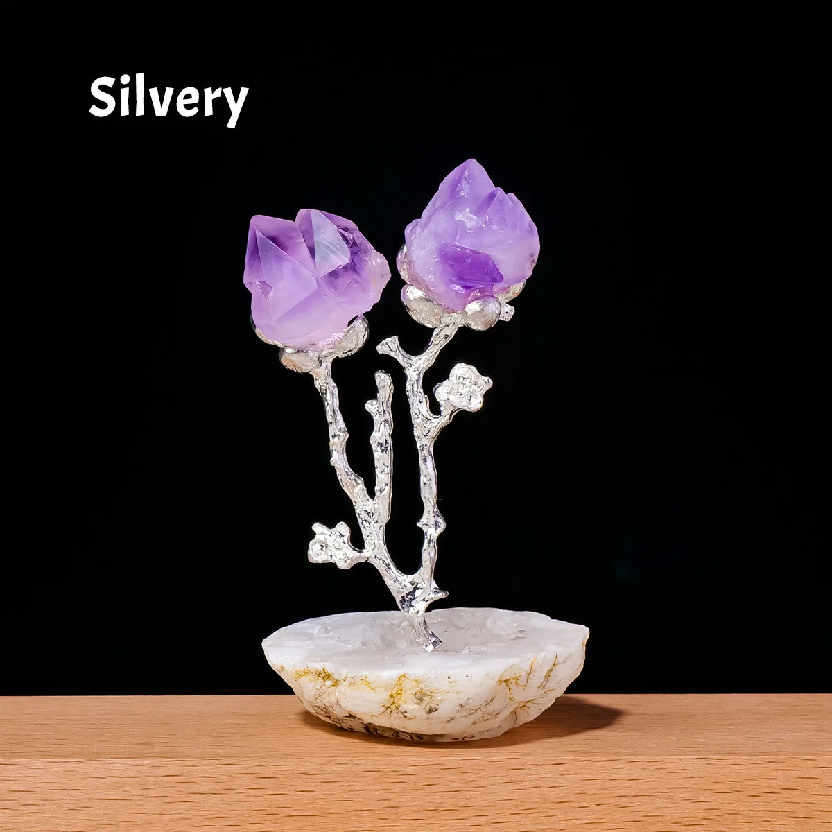 Décor en cristal argenté avec des fleurs d'améthyste violettes sur une branche montée sur une base d'agate blanche.