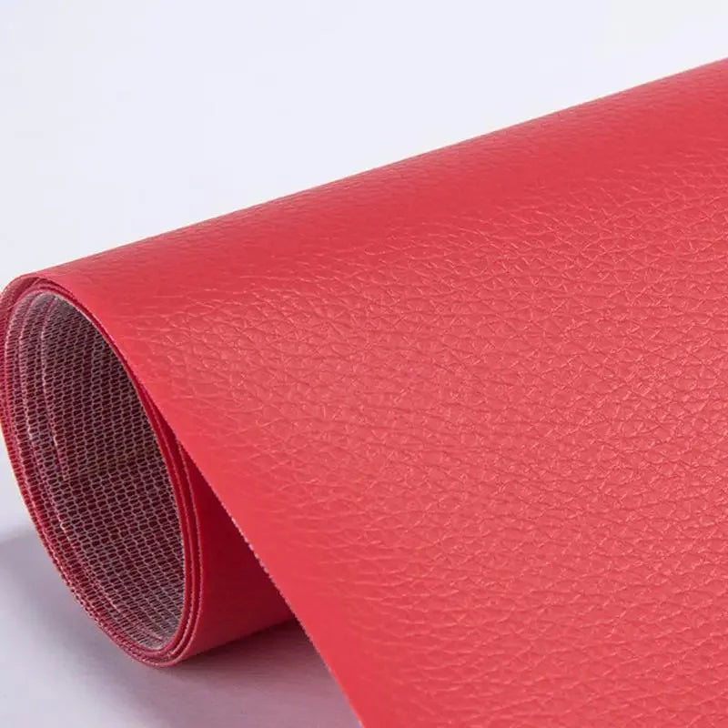 Un rollo de parches de reparación de cuero PU rojo autoadhesivos.