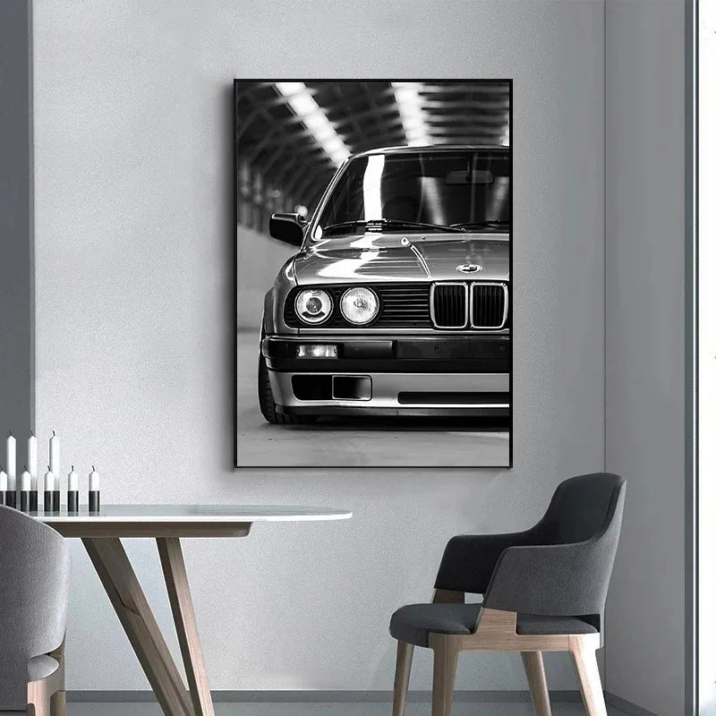 Schwarz-weißes Leinwandbild der Frontansicht eines Luxusautos, an der Wand montiert.