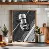 Impression d'art encadrée en noir et blanc d'une voiture moderne vue de face, exposée sur un comptoir de cuisine.