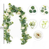 Künstlicher Eukalyptus- und Rosenkranz mit grünen Blättern und cremefarbenen Rosen.