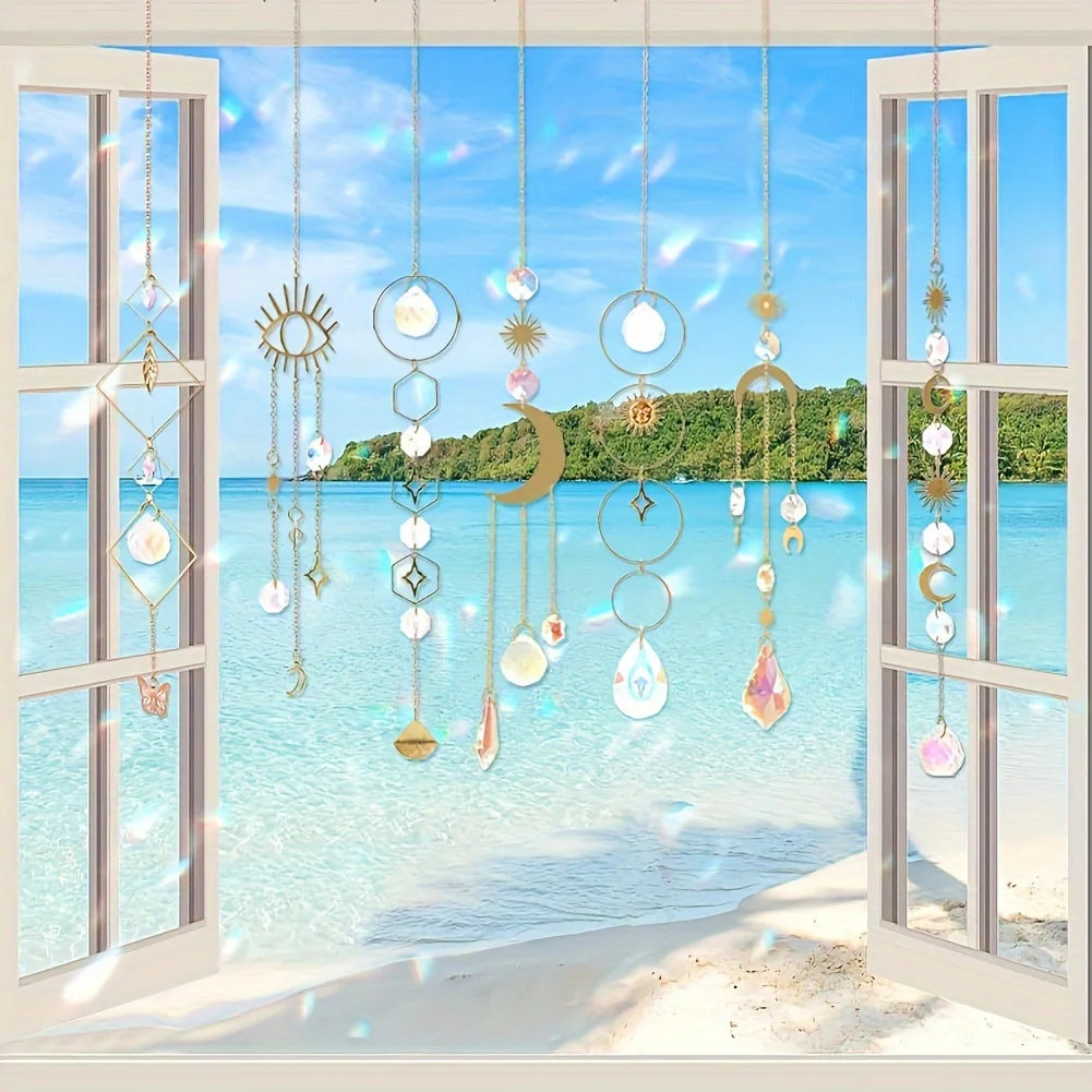 Un conjunto de colgantes y charmes de cristal coloridos colgados en hilos en un entorno exterior brillante.