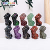 Colección de diez figuras de piedras curativas de cuarzo rosa natural en tonos rosa, verde y rojo, dispuestas sobre un fondo 