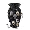Un vase décoratif noir en forme de grappe de crânes en résine