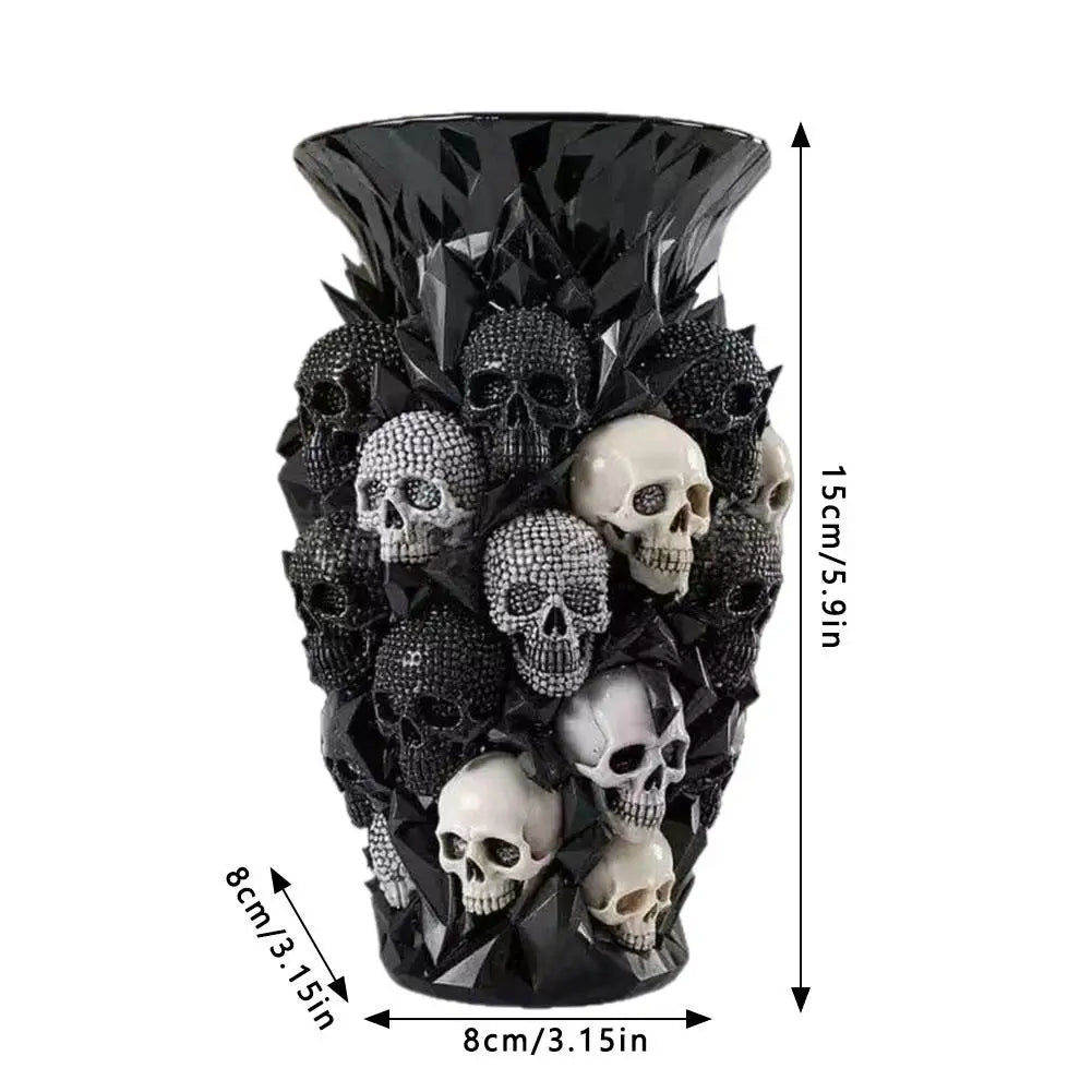 Un vase décoratif noir en forme de grappe de crânes en résine