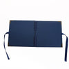 Bloc-notes photo lay-flat bleu foncé avec couverture effet cuir et reliure bleue.