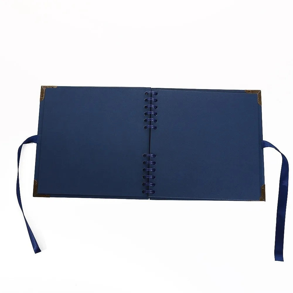 Bloc-notes photo lay-flat bleu foncé avec couverture effet cuir et reliure bleue.