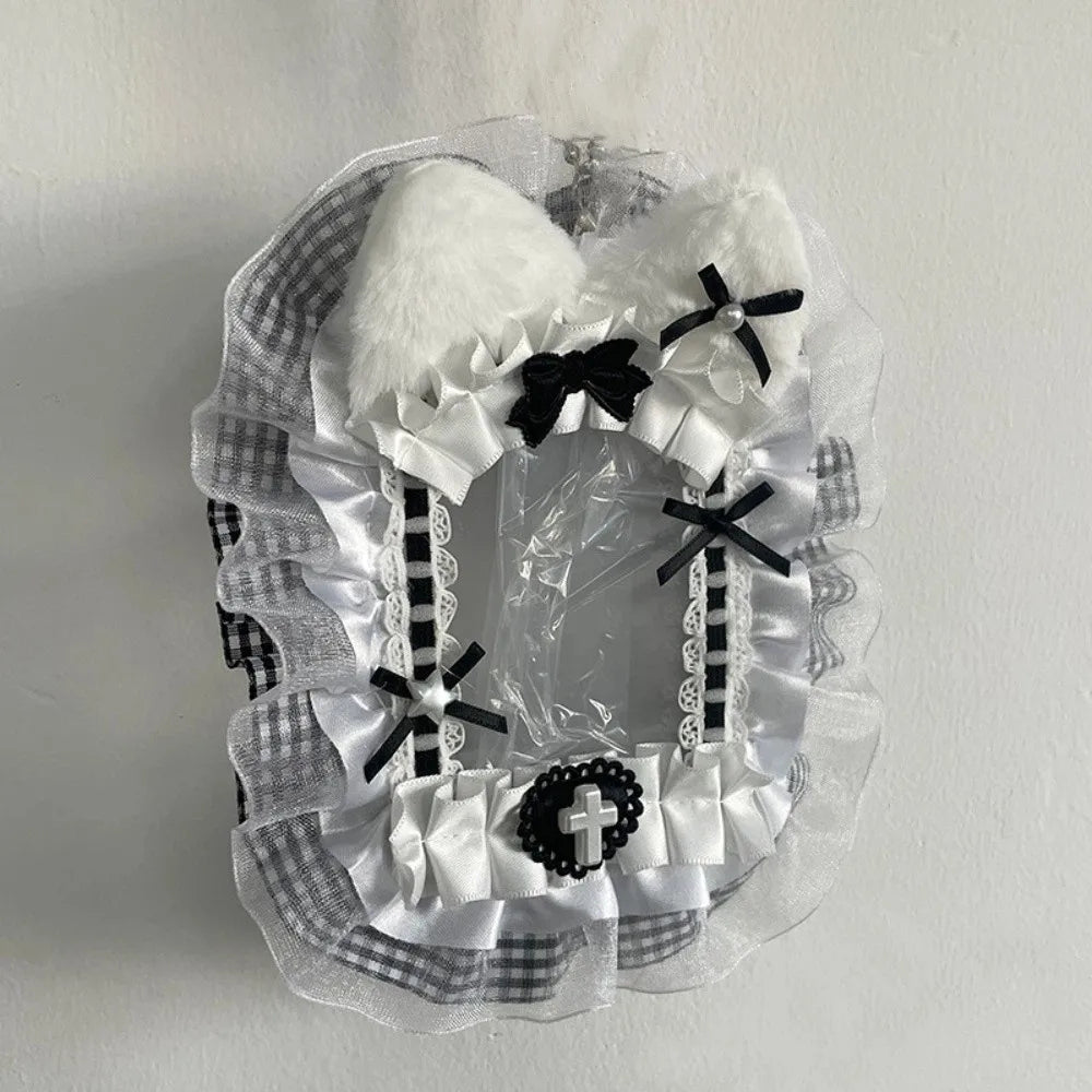 Porte-cartes en plastique clair décorée de ruban vichy blanc et noir, pompons en fausse fourrure blanche et nœud noir.