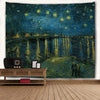 Une tapisserie murale représentant un ciel nocturne sombre rempli d'étoiles jaunes brillantes reflétées sur l'eau.