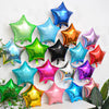 Une collection de dix ballons en papier métallisé iridescents aux couleurs bleues, vertes, dorées et roses.