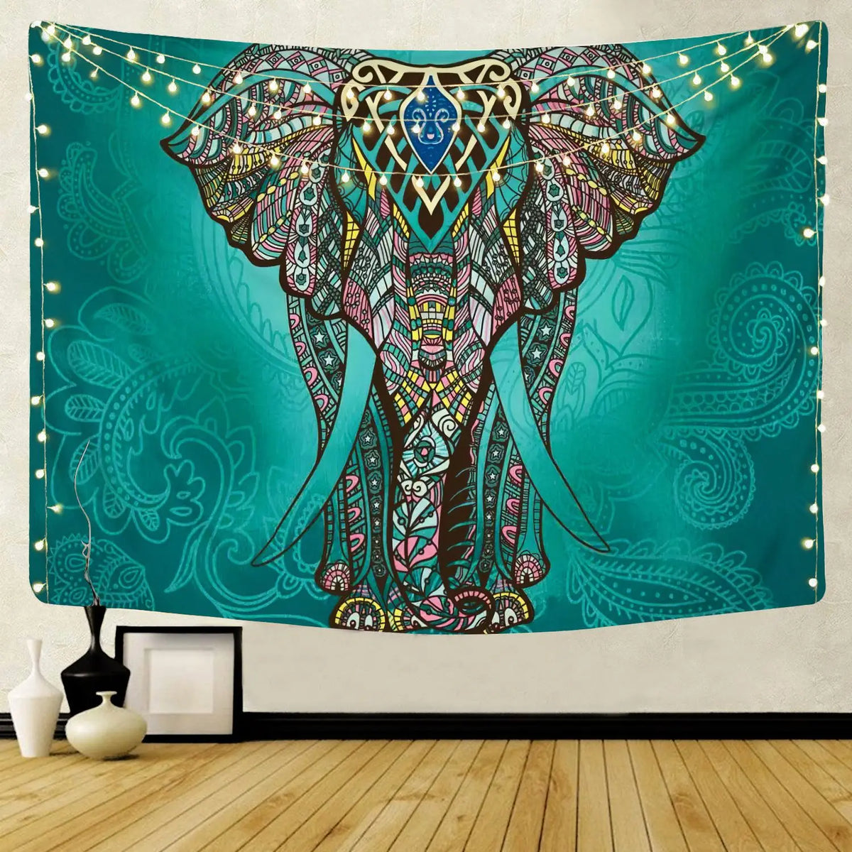 Lebhaftes Boho-Mandala-Wandteppich mit Elefantenmotiv, komplizierten Mustern und Lichterketten.