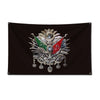 Schwarze Banner mit einem verzierten, goldfarbenen Emblem mit grünen und roten Elementen.