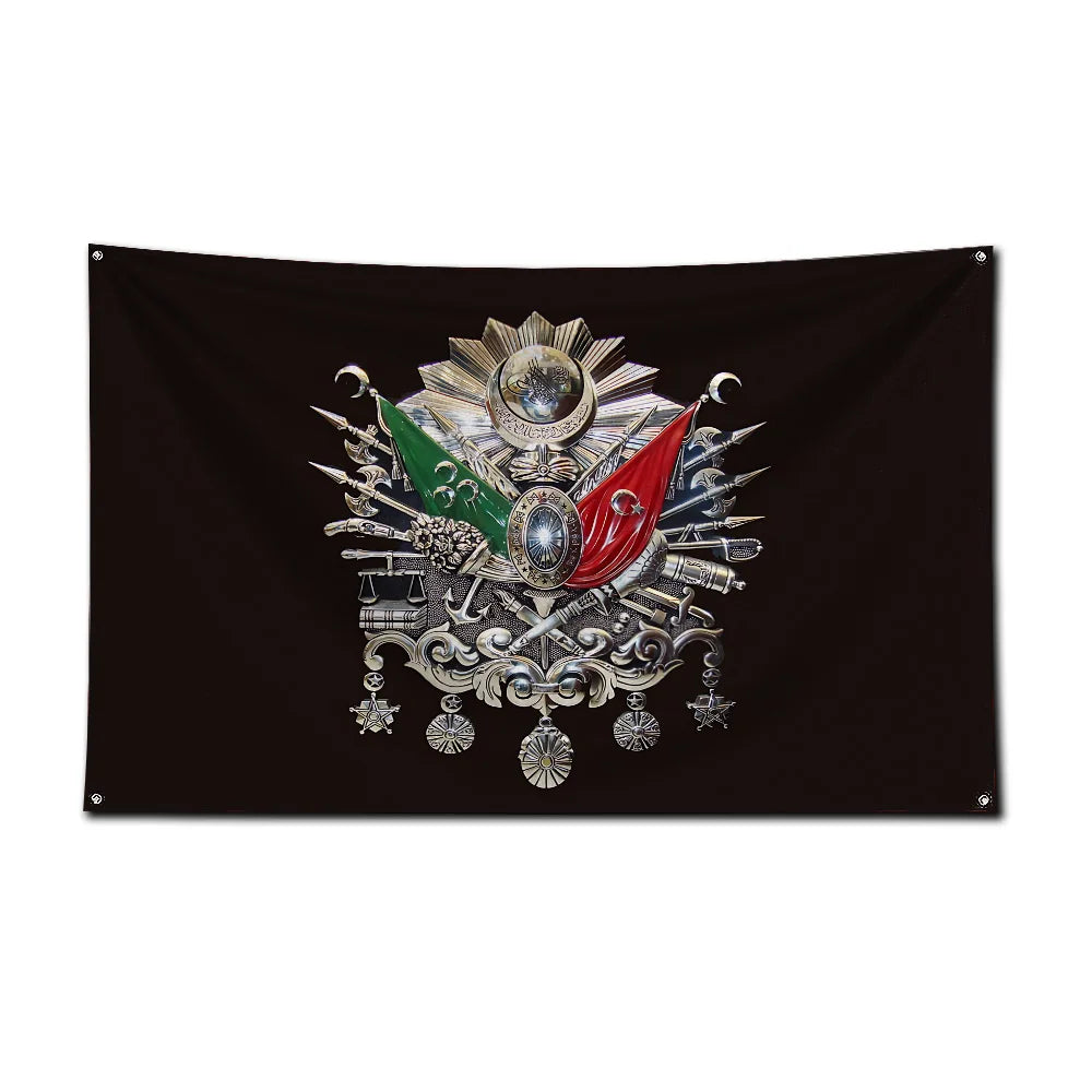 Schwarze Banner mit einem verzierten, goldfarbenen Emblem mit grünen und roten Elementen.