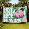 لافتة قماشية باللونين الوردي والأخضر تظهر شخصيتين ذكرتين بشعر بنفسجي، تروج لـ Hot Girls Love Minsung.