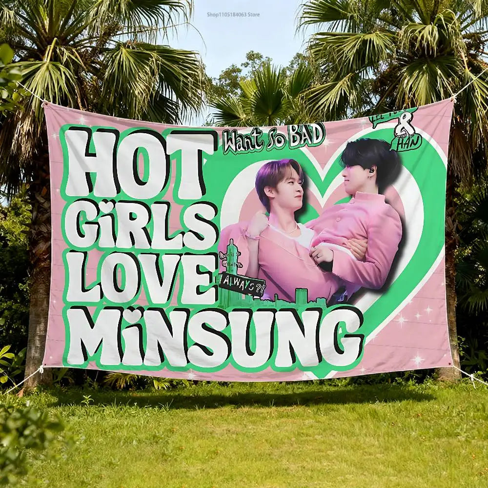 لافتة قماشية باللونين الوردي والأخضر تظهر شخصيتين ذكرتين بشعر بنفسجي، تروج لـ Hot Girls Love Minsung.