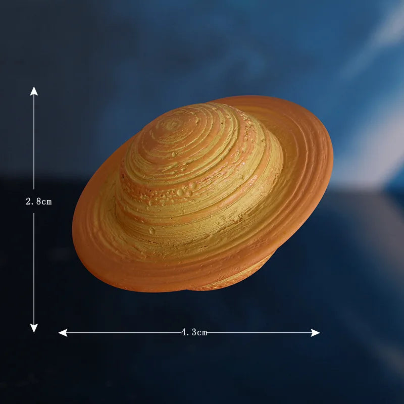Décoration de gâteau orange texturée en forme de coquillage ou spirale.