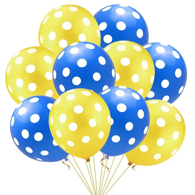 Un ramo de globos de látex amarillos y azules a rayas atados para decoración de fiesta