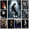 Ein Raster von Plakaten mit verschiedenen Darbietungen und Porträts von Michael Jackson.