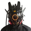 Una máscara de juego cyberpunk iluminada en negro con acentos naranjas brillantes, llevada por una persona.