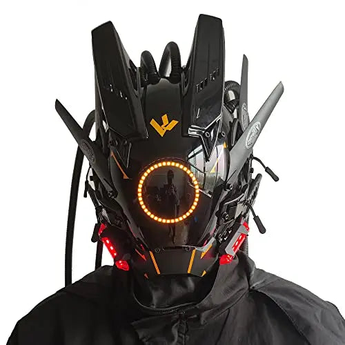 Una máscara de juego cyberpunk iluminada en negro con acentos naranjas brillantes, llevada por una persona.