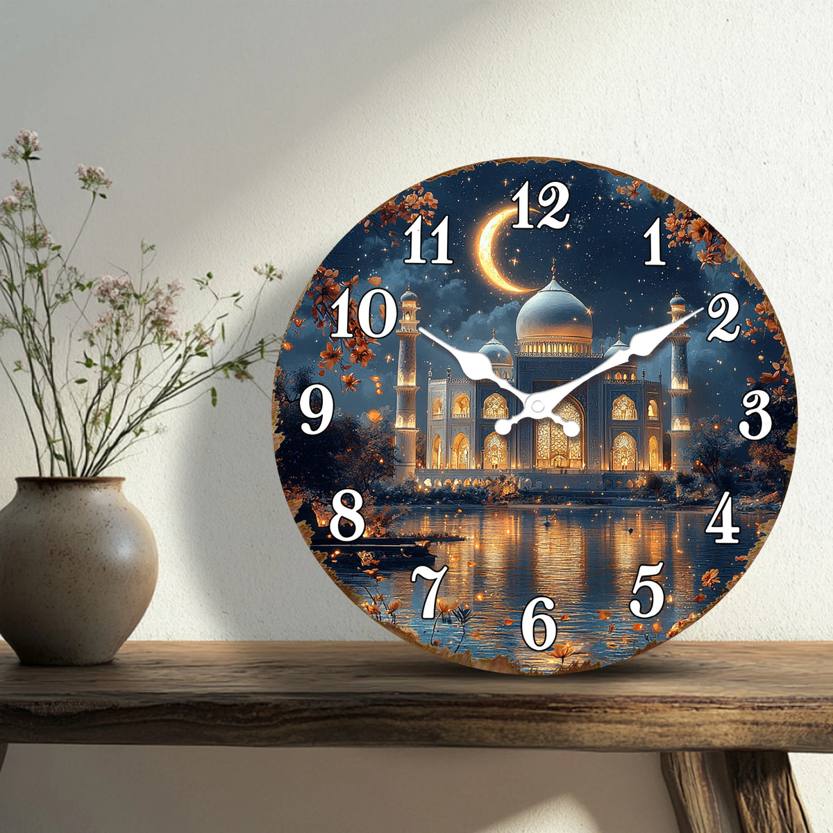 Face d'horloge murale représentant un paysage urbain nocturne avec des dômes illuminés et une lune en croissant sur l'eau.