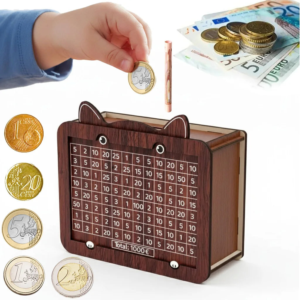 Tirelire en bois avec grille pour pièces, montrant des pièces d'or et d'argent.