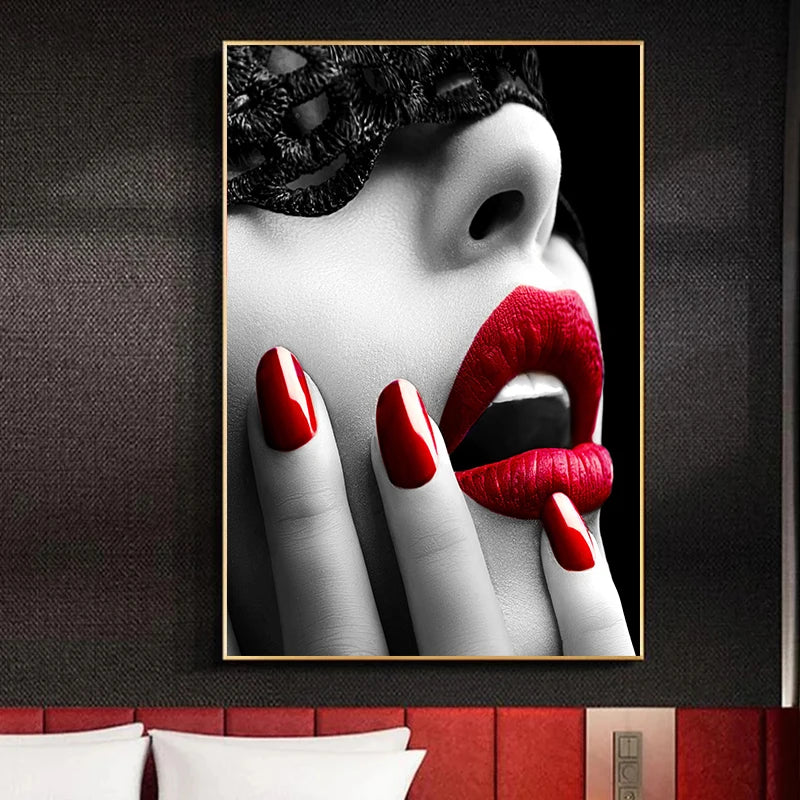 Nahaufnahme eines Porträts einer Frau mit roten Lippen und schwarzem Spitzenmaterial, das ihre Augen bedeckt, in Schwarz-Weiß