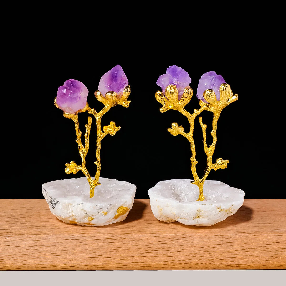 Décor de cristaux d'améthyste et d'agate faits main, avec des cristaux violets montés sur des branches dorées et posés sur de