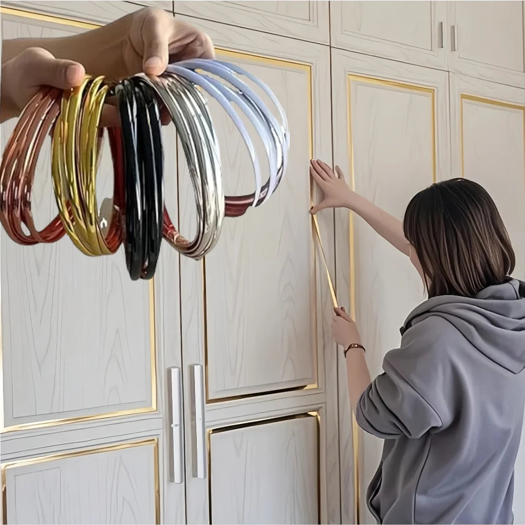 Des mains tiennent des pièces de moulure de miroir de différentes couleurs pour exposition.