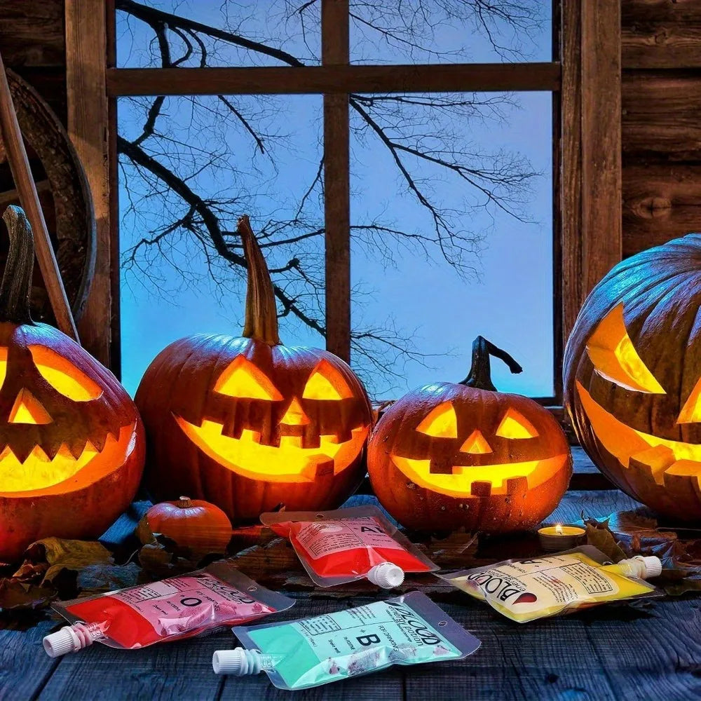 Une collection de citrouilles sculptées et de gobelets jetables sont exposées sur une surface en bois près d'une fenêtre.