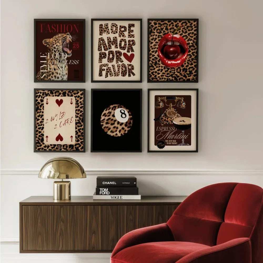Une galerie murale avec trois impressions sur toile encadrées à motif léopard et accents dorés.