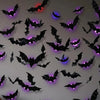 Decoración de pared con siluetas de murciélago y araña negras iluminadas por luces LED moradas y azules.
