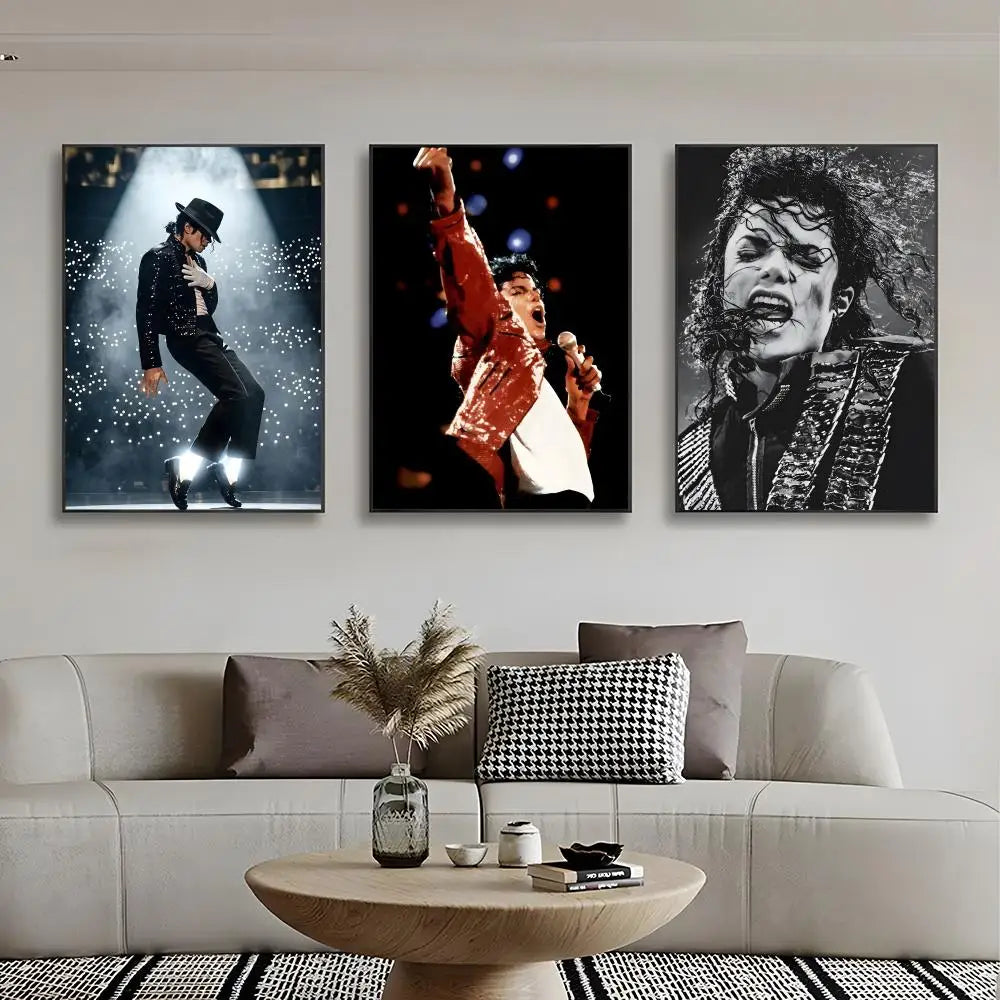 Eine Galeriewand mit drei schwarz-weißen Poster von Michael Jackson beim Auftritt.